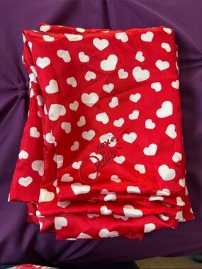 Paris Hilton Red and White Heart Print Queen Pillowcase Cover -2